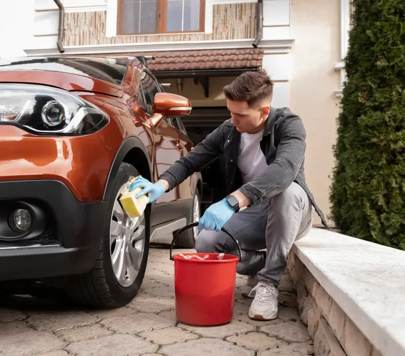 Lavage auto à domicile Saint-Révérend : professionnel intervenant sur un véhicule